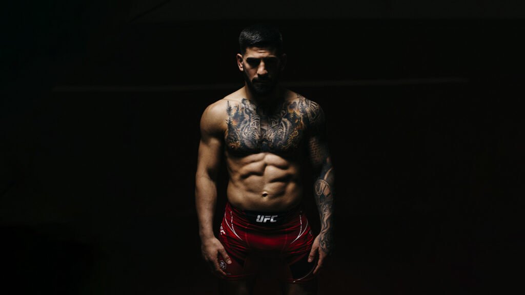 Ilia-topuria-UFC-red Conclusión final sobre Invictos de Ilia Topuria: vale la pena el curso de mentalidad, entrenamiento y negocios digitales” ✅