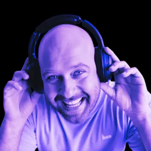 fundador-ceo-buildt-oficina-tecnologica-portatil.webp Retrato profesional del fundador o CEO de la empresa tecnológica 'buildt', vistiendo una camiseta negra con el logotipo blanco de la marca. Está sentado en un escritorio moderno frente a un ordenador portátil abierto, mirando a la cámara con expresión de confianza en un entorno de oficina.