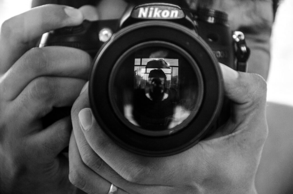photographer_nikon_black_and_white-661739 (1)