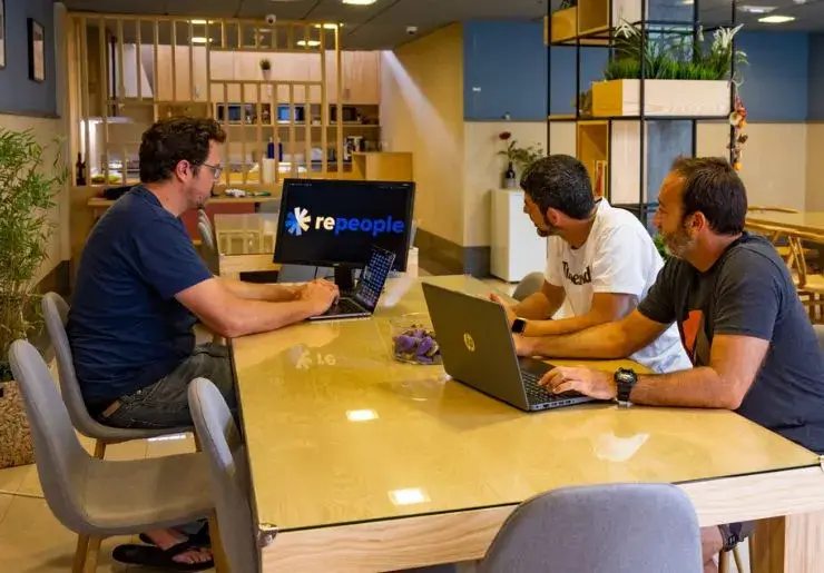 pros-contras-master-ia-expert Ventajas y desventajas del Master IA Expert: enfoque práctico, comunidad activa, software propio y ticket alto como inversión en formación profesional