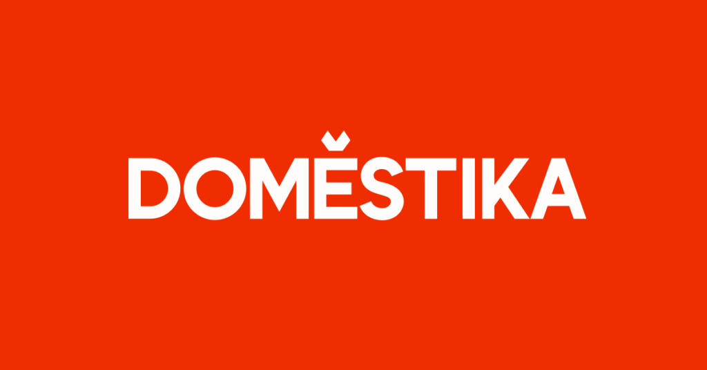Logotipo de Domestika sobre fondo rojo, plataforma de cursos online de marketing digital e inteligencia artificial