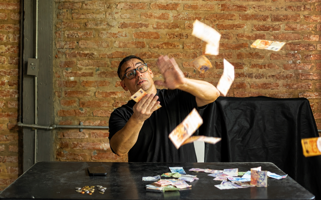 mala-gestion-dinero-finanzas-personales-vida-real.png Hombre sorprendido lanzando billetes al aire como símbolo de mala gestión del dinero y falta de control en las finanzas personales